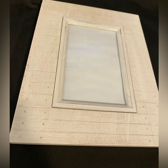 Beachy vibe picture frame. Hold 4x6 photo. Off-white. - Picture 2 of 8